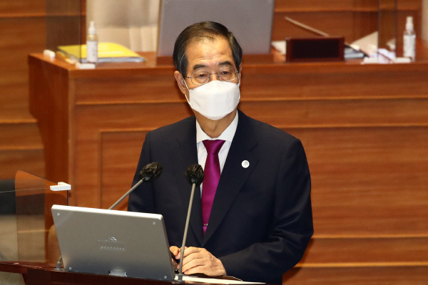 한덕수 국무총리가 26일 국회 본회의장에서 열린 경제 분야 대정부질문에서 더불어민주당 신동근 의원의 질문에 답변하고 있다. [사진 = 국회사진기자단]