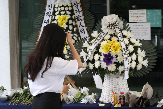 (인천=뉴스1) 임세영 기자 = 인하대학교 캠퍼스에서 같은 학교 재학생을 성폭행한 뒤 건물에서 추락해 숨지게 한 사건이 발생한 가운데 17일 오전 인천광역시 인하로 인하대학교에 마련된 추모공간에서 한 학생이 추모를 하고 있다. 2022.7.17/뉴스1