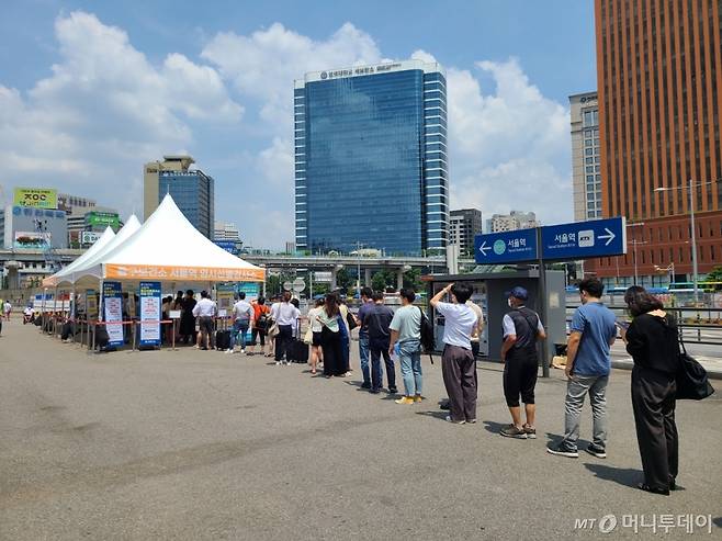 코로나19(COVID-19) 신규 확진자 수가 26일 기준 10만명에 달하는 등 재확산세를 보이는 가운데, 서울역 임시 선별검사소를 찾은 시민들이 검사를 위해 대기하고 있다. / 사진 = 하수민기자