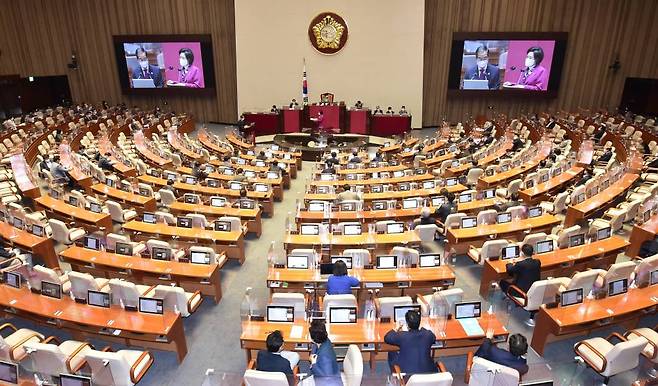 한덕수 국무총리가 26일 서울 여의도 국회 본관 본회의장에서 열린 경제분야 대정부질문에 출석, 의원 질의에 답하고 있다. / 사진제공=뉴시스