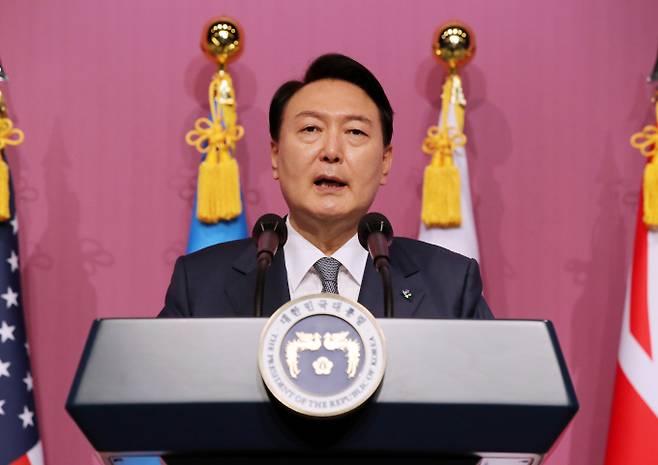 여론조사업체 리얼미터가 27일 윤석열 대통령의 국정 수행에 대한 부정평가가 긍정평가를 앞질렀다는 여론조사를 발표했다. 사진은 윤 대통령이 지난 24일 서울 중구 신라호텔 다이너스티홀에서 열린 국군·유엔군 참전유공자 위로연에서 격려사를 하는 모습. /사진=뉴스1