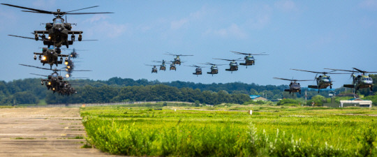 항공사 아파치 기동 2 : 육군항공사령부 소속 아파치 가디언(AH-64E) 공격헬기 등이 15일 경기 이천 양평의 비승사격장 일대에서 대규모 항공작전 훈련을 펼치는 모습. 사진공동취재단