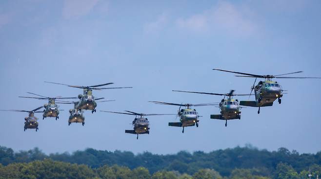 육군은 25일 오후 경기도 이천과 양평 일대에서 공격헬기 아파치 가디언(AH-64E)을 비롯해 기동헬기 시누크(CH-47D), 블랙호크(UH-60P) 등 육군항공 핵심전력을 대거 투입한 대규모 항공작전훈련을 실시했다. 블랙호크(오른쪽 4대)와 시누크가 동시 이륙하고 있다. [사진공동취재단]