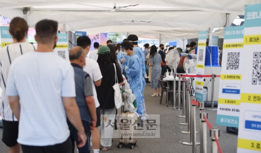 철거 25일 만에 코로나19 재확산으로 25일 오후 재운영된 서울 중구 서울역 임시선별검사소에서 시민들이 검사를 위해 대기하고 있다. 2022. 7. 25 박윤슬 기자