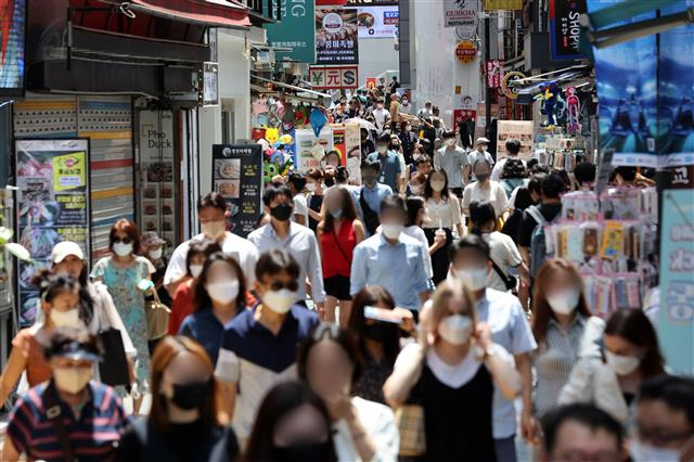 코로나19 재확산 우려 - 25일 서울 시내 한 거리에서 시민들이 마스크를 착용한 채 발걸음을 옮기고 있다. 2022.7.25/뉴스1