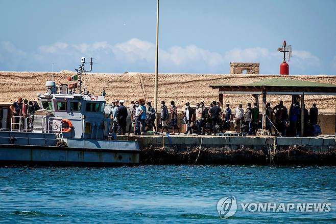 지난 10일(현지시간) 이탈리아 람페두사섬에서 대기하는 아프리카·중동 이주민들 [AFP 연합뉴스 자료사진. 재판매 및 DB 금지]