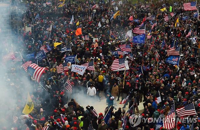 미 의회의사당 난입 시도하는 트럼프 지지자들 [AFP 연합뉴스자료사진. 재판매 및 DB 금지]