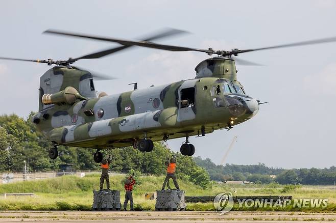 CH-47D 시누크 헬기, 공중강습작전 실시 (이천=연합뉴스) 지난 25일 오후 경기도 이천 육군 항공사령부에서 열린 대규모 항공작전 훈련에서 CH-47D 시누크 헬기가 전력 물자 공급을 위한 공중강습작전을 하고 있다. 2022.7.26 [사진공동취재단] photo@yna.co.kr