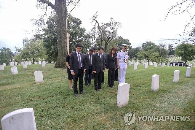 워커 장군 묘역에 참배하는 박민식 국가보훈처장 (서울=연합뉴스) 박민식 국가보훈처장이 25일(현지시각) 워싱턴 D.C 알링턴 국립묘지를 방문, 초대 미8군 사령관으로 한국전쟁에 참전해 전공을 세운 워커 장군 묘역을 찾아 참배하고 있다. 2022.7.26 [보훈처 제공. 재판매 및 DB 금지] photo@yna.co.kr