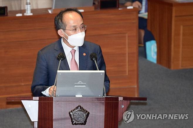 답변하는 추경호 경제부총리 (서울=연합뉴스) 백승렬 기자 = 추경호 경제부총리가 26일 오후 서울 여의도 국회 본회의장에서 열린 경제 분야 대정부질문에서 의원들의 질문에 답하고 있다. 2022.7.26 [국회사진기자단] srbaek@yna.co.kr