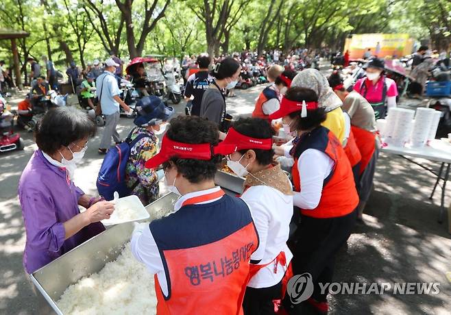 '치솟는 물가…무료 급식도 타격' (대구=연합뉴스) 박세진 기자 = 26일 오전 대구 달서구 두류공원에서 '사랑해 밥차'가 지역 어르신 등을 대상으로 무료 급식 봉사를 하고 있다. 사랑해 밥차 측은 최근 물가 상승과 코로나19 이후 후원 감소 등으로 인해 무료 급식 횟수를 주 5회에서 주 2회로 줄였다. 2022.7.26 psjpsj@yna.co.kr