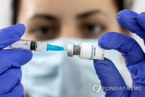 의료진이 원숭이두창 백신이라고 적힌 병을 들고 있다 [로이터=연합뉴스 자료사진. 재판매 및 DB 금지]