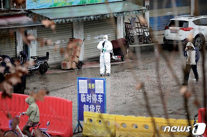 10일 중국 후베이성 우한시 폐업해물시장에서 보호복을 입은 관계자가 눈에 띈다. 수산물 시장은 새로운 종류의 코로나바이러스로 인한 폐렴의 발생과 관련이 있지만, 새로운 코로나바이러스를 진단받은 일부 환자들은 이 시장에 대한 노출을 부인하고 있는 상태다. © 로이터=뉴스1 © News1 이종덕 기자
