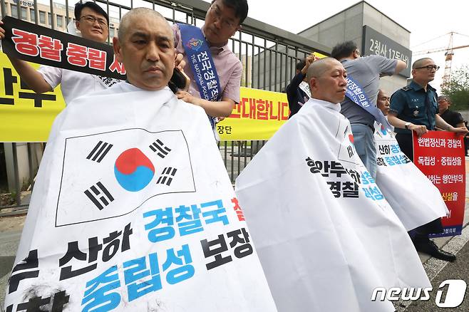 전국경찰직장협의회(직협) 소속 장유석 청주상당경찰서 직협 회장과 윤홍선 인천삼산경찰서 직협 회장, 경남청 김건표 경위가 지난 5일 정부세종2청사 행정안전부 앞에서 경찰국 신설 정책 철회 요구 호소문을 발표한 뒤 릴레이 삭발을 진행하고 있다. /뉴스1 © News1 김기남 기자