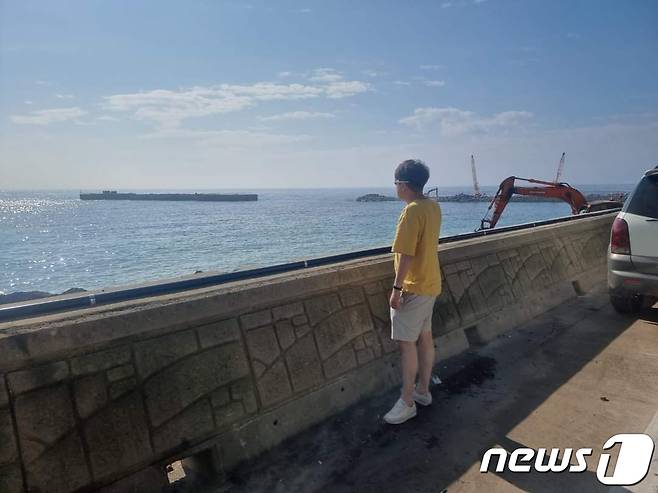 이준석 국민의힘 대표가 26일 "울릉도에서 해야 할 일이 많다＂며 울릉도의 발전을 강조했다. 다만 윤석열 대통령이 자신을 향해 '내부 총질이나 하던 당 대표'라고 언급한 것을 두고는 어떤 언급도 하지 않았다. 이 대표는 이날 오후 자신의 사회관계망서비스(SNS)를 통해 ＂울릉도에 온 뒤로 많은 분이 울릉도에 필요한 것들을 가르쳐주신다＂며 울릉도를 배경으로 한 사진과 동영상을 게시했다.(이준석 국민의힘 대표 SNS 캡처) 2022.7.26/뉴스1 © News1 민경석 기자