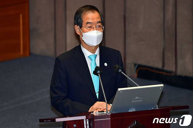 한덕수 국무총리가 27일 오후 서울 여의도 국회 본회의장에서 열린 교육·사회·문화 대정부질문에서 의원 질의에 답변하고 있다. (공동취재) 2022.7.27/뉴스1 © News1 이재명 기자