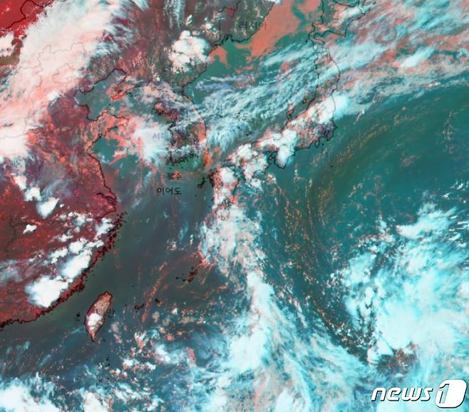 27일 오후 4시30분 기준 천리안 2A 기상위성에서 관측한 RGB 주야간 합성 영상(기상청 제공) © 뉴스1