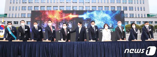 25일 용산 대통령실 청사 앞 잔디마당에서 열린 2022 대한민국 중소기업인대회에서 기업인들이 공정과 상생을 통한 신동반성장을 다짐하는 핸드프린팅을 하고 있다. 왼쪽부터 주보원 삼흥열처리 대표, 구광모 LG그룹 회장, 강삼권 벤처기업협회장, 최태원 SK그룹 회장, 김기문 중소기업중앙회장, 윤석열 대통령, 이재용 삼성전자 부회장, 이정한 여성경제인협회 회장, 정의선 현대차그룹 회장, 오세희 소상공인연합회장, 신동빈 롯데그룹 회장. (대통령실사진기자단) 2022.5.25/뉴스1 © News1 오대일 기자