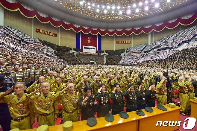 (평양 노동신문=뉴스1) = 북한의 제8차 전국노병대회가 26일 평양에서 진행됐다. [국내에서만 사용가능. 재배포 금지. DB 금지. For Use Only in the Republic of Korea. Redistribution Prohibited] rodongphoto@news1.kr