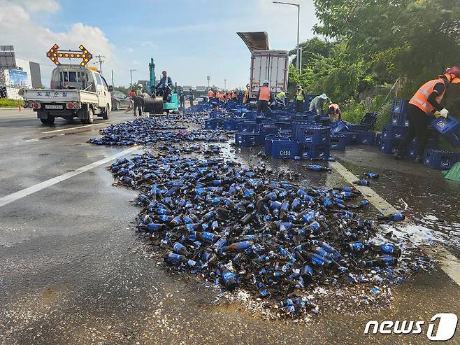 27일 오후 2시50분쯤 경남 사천시 축동면 사천IC 나들목 인근에서 18톤 화물차 적재함에 실려 있던 맥주 500여박스가 도로에 쏟아졌다. 이 사고로 인근에 1시간 동안 차량정체가 빚어졌다.2022.07.27/뉴스1 © News1 한송학 기자