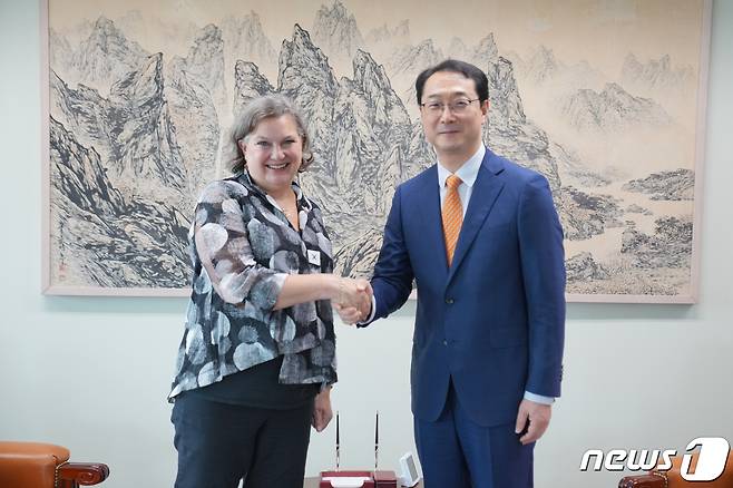 빅토리아 뉼런드 미국 국무부 정무담당 차관, 김건 한반도평화교섭본부장.(외교부 제공)© 뉴스1