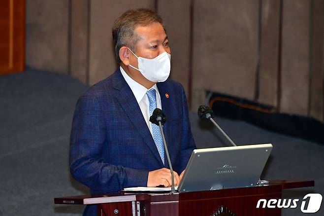 이상민 행정안전부 장관이 27일 오후 서울 여의도 국회 본회의장에서 열린 교육·사회·문화 대정부질문에서 한정애 더불어민주당 의원의 질의에 답변하고 있다. (공동취재) 2022.7.27/뉴스1 © News1 이재명 기자