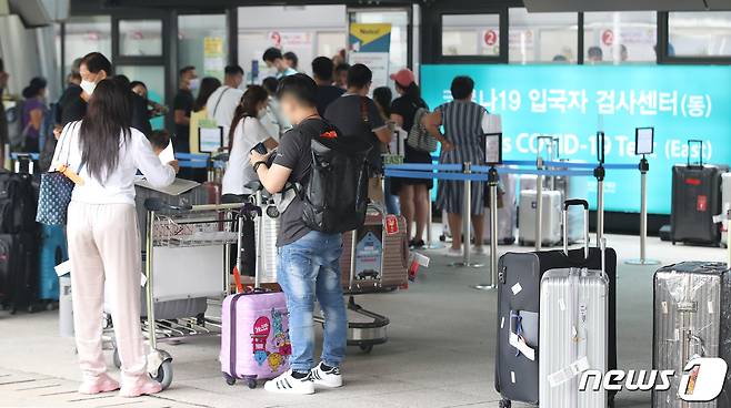 27일 인천국제공항 1터미널 신종 코로나바이러스 감염증(코로나19) 검사센터에서 해외 입국자들이 검사를 받기 위해 기다리고 있다. 질병관리청 중앙방역대책본부(방대본)는 이날 0시 기준 코로나19 신규 확진자가 10만285명으로 집계됐다고 밝혔다. 코로나19 신규 확진자가 98일 만에 다시 10만 명대로 올라섰다. 휴가철이라는 상황이 반영된 듯 해외유입이 사상 최고인 532명으로 급증했고, 위중증 환자 역시 177명으로 56일 만에 가장 많은 규모로 늘었다. 2022.7.27/뉴스1 © News1 임세영 기자