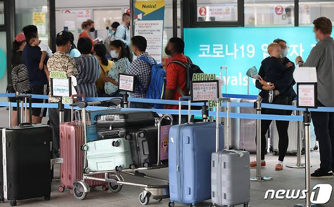 27일 인천국제공항 1터미널 신종 코로나바이러스 감염증(코로나19) 검사센터에서 해외 입국자들이 검사를 받기 위해 기다리고 있다. 질병관리청 중앙방역대책본부(방대본)는 이날 0시 기준 코로나19 신규 확진자가 10만285명으로 집계됐다고 밝혔다. 코로나19 신규 확진자가 98일 만에 다시 10만 명대로 올라섰다. 휴가철이라는 상황이 반영된 듯 해외유입이 사상 최고인 532명으로 급증했고, 위중증 환자 역시 177명으로 56일 만에 가장 많은 규모로 늘었다. 2022.7.27/뉴스1 © News1 임세영 기자