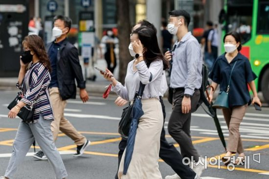 서울 중구 시청역 인근에서 직장인들이 출근길에 오르고 있다./강진형 기자aymsdream@