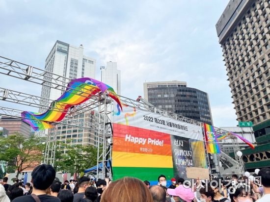 지난 16일 서울광장에서 서울퀴어문화축제가 열린 모습. 사진=독자제공