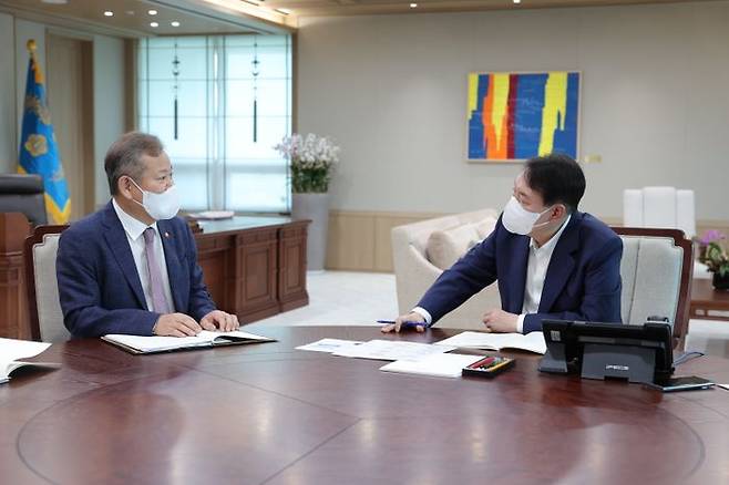 윤석열 대통령이 26일 이상민 행정안전부장관으로부터 업무보고를 받았다. ⓒ대통령실