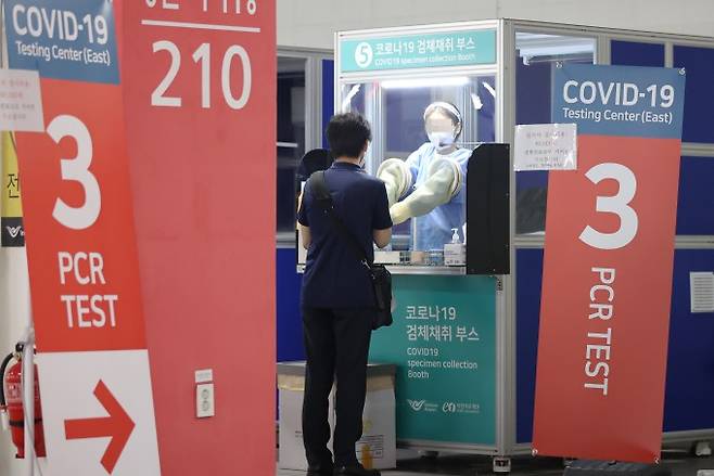 인천공항 코로나19 검사센터 추가운영 (영종도=연합뉴스) 서대연 기자 = 한 해외입국자가 24일 인천국제공항 제2여객터미널 동편 입국자 코로나19 검사센터에서 검체를 채취하고 있다. 인천국제공항은 지난 19일 제2여객터미널 동편에 입국자용 코로나19 검사센터를 추가로 설치해 운영 중이라고 밝혔다. 연합뉴스