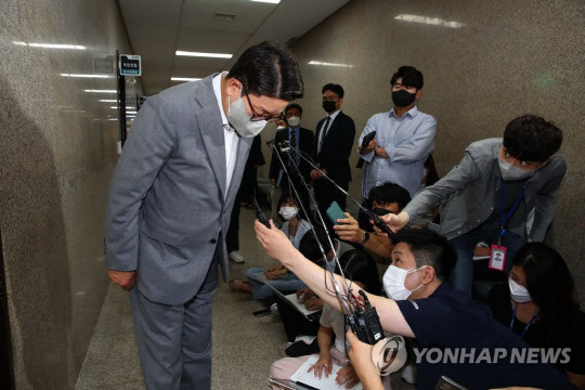 권성동 국민의힘 당 대표 직무대행 겸 원내대표가 27일 국회로 출근하며 윤석열 대통령과의 문자내용 공개와 관련해 입장을 밝힌 뒤 고개 숙여 사과하고 있다. <연합뉴스>