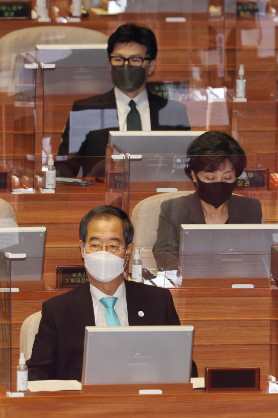 대정부 질문 참석한 한덕수 총리 (서울=연합뉴스) 백승렬 기자 = 한덕수 국무총리가 27일 서울 여의도 국회에서 열린 교육·사회·문화 대정부질문에서 자리에 앉아 있다. 2022.7.27 [국회사진기자단] srbaek@yna.co.kr (끝)