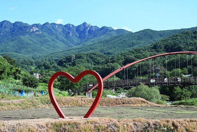 황산마을까지 가는 길 들판 너머로 우람한 가야산 능선이 보인다.