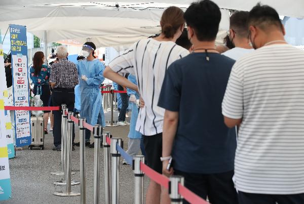 지난 25일 오후 서울역 광장에서 중구 보건소 코로나19 임시 선별진료소가 다시 운영을 시작했다./사진=조선일보 DB