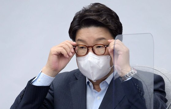 국민의힘 권성동 당 대표 직무대행 겸 원내대표가 26일 오전 서울 여의도 국회에서 열린 원내대책회의에 참석해 모두발언을 마치고 안경을 고쳐쓰고 있다. 김상선 기자