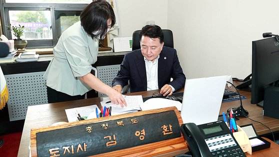 김영환 충북지사(오른쪽)가 지난 18일 6평짜리 새 집무실에서 업무를 하고 있다. [사진 충북도]