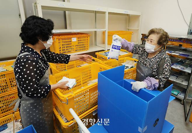 강숙자씨(74·왼쪽)와 김다혜자씨(78)가 지난 19일 서울 은평구 대주말경로당 아이스팩 재활용 작업장에서 재활용 아이스팩을 포장하고 있다. /강윤중 기자