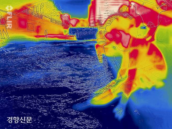 전국 곳곳에 폭염특보가 내려진 27일 서울 청계천 모전교 그늘에서 시민들이 더위를 피하고 있다. /문재원 기자