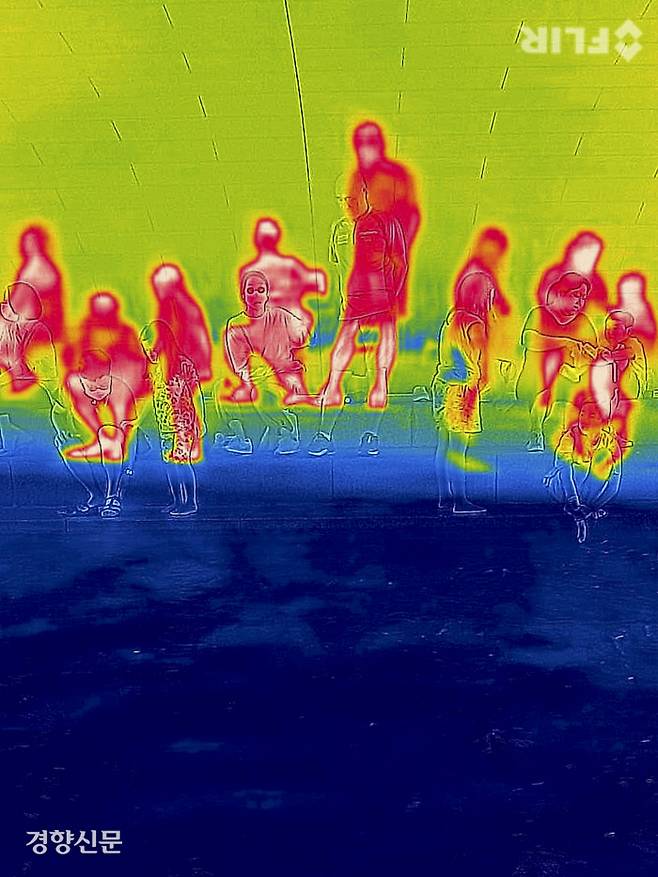 전국 곳곳에 폭염특보가 내려진 27일 서울 청계천 모전교 그늘에서 시민들이 더위를 피하고 있다. /문재원 기자