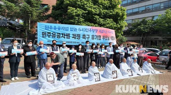 지난 6월 10일 서울 중구 대한성공회 서울주교좌성당에서 열린 제35회 6·10 민주항쟁 기념식에 앞서 유족들이 ‘민주유공자법; 제정을 촉구하는 삭발식을 열었다.   사진=황인성 기자