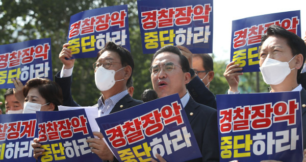 박홍근 더불어민주당 원내대표 등이 용산 대통령실 앞에서 윤석열 정권의 경찰 장악을 규탄하는 기자회견을 하고 있다. 국회사진기자단