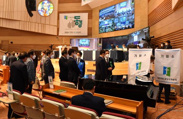 지난해 9월 13일 울산 우정교회에서 열린 대한예수교장로회 합동 제106회 총회에서 총대들이 임원 선거를 진행하는 모습. 국민일보DB