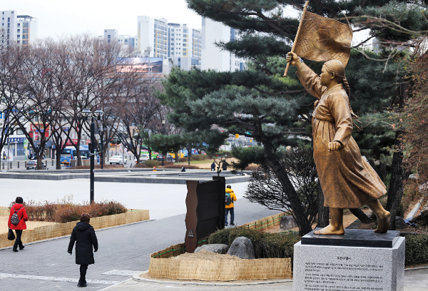지난달 28일 새로 제막된 유관순 열사 동상이 서울 서대문구 독립문 뒤편에 자리하고 있다. 연합뉴스