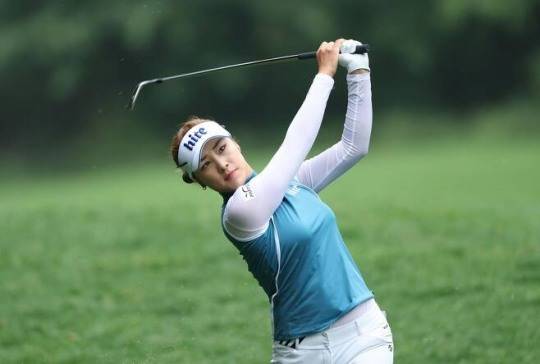 '오구 플레이'날, 정규타수보다 6타를 더 친 섹스튜플보기직후 홀인원을 한 올 한국오픈서의 윤이나. [KLPGA 제공]