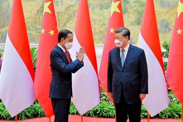 (베이징 AFP=뉴스1) 우동명 기자 = 시진핑 중국 국가 주석이 26일 (현지시간) 베이징에서 조코 위도도 인도네시아 대통령과 인사를 하고 있다.   (C) AFP=뉴스1