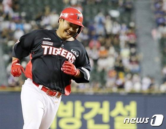 지난 24일 부산 사직구장에서 열린 롯데 자이언츠와의 경기에서 안타를 친 KIA 타이거즈 황대인이 기뻐하고 있다. /사진=뉴스1