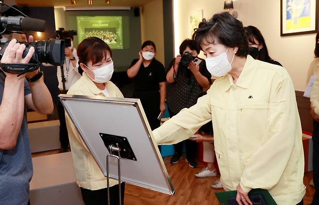 [서울=뉴시스] 박순애(오른쪽) 사회부총리 겸 교육부 장관이 지난 25일 방역 점검 차 방문한 세종시의 한 학원을 둘러보고 있다. (사진=교육부 제공) 2022.07.27. photo@newsis.com *재판매 및 DB 금지