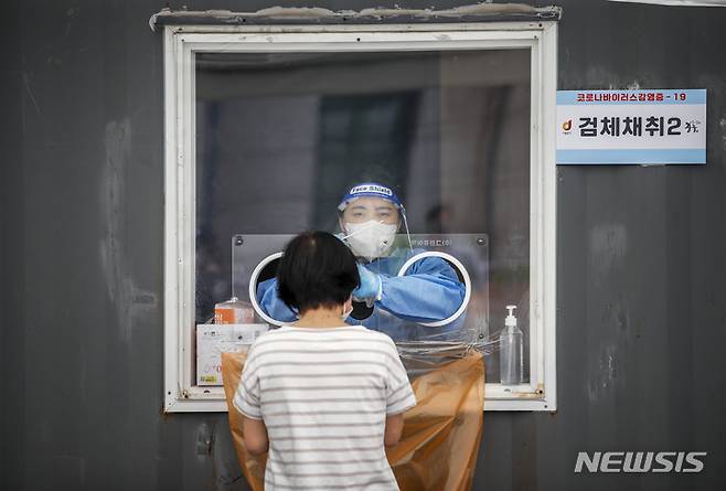 [서울=뉴시스] 정병혁 기자 = 0시 기준 국내 코로나19 신규 확진자가 10만285명으로 집계된 27일 오전 서울 중구 서울역광장에 설치된 임시선별검사소를 찾은 시민이 검사를 받고 있다. 2022.07.27. jhope@newsis.com